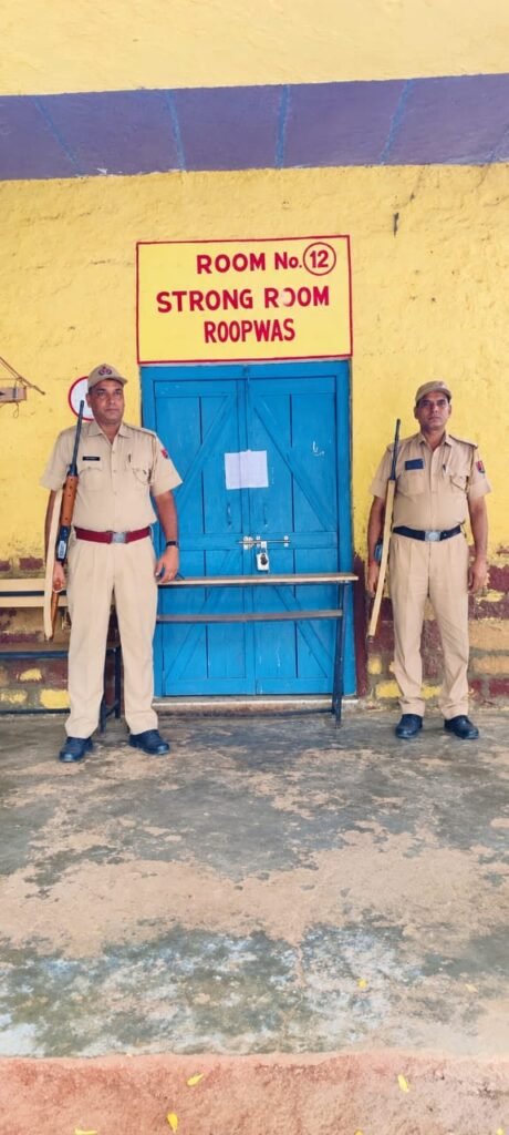 रूपवास में EVM की कड़ी पहरेदारी, स्ट्रांग रूम पर प्रशासन की पैनी नजर 1 रूपवास में EVM की कड़ी पहरेदारी, स्ट्रांग रूम पर प्रशासन की पैनी नजर - BHARATPUR, राजस्थान