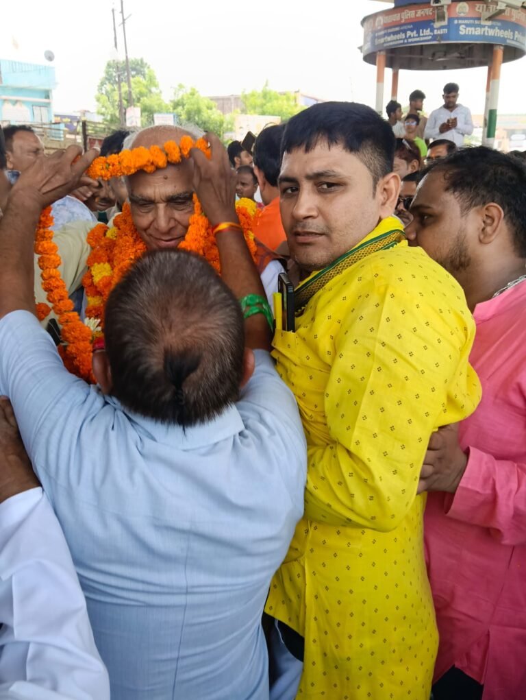 बड़े वन, बस्ती में अपने अभिभावक एवं लोकप्रिय सांसद माननीय श्री जगदम्बिका पाल जी के ‘सांसद रत्न’ सम्मान से अलंकृत होने के उपरांत प्रथम आगमन पर उनके भव्य स्वागत किया गया