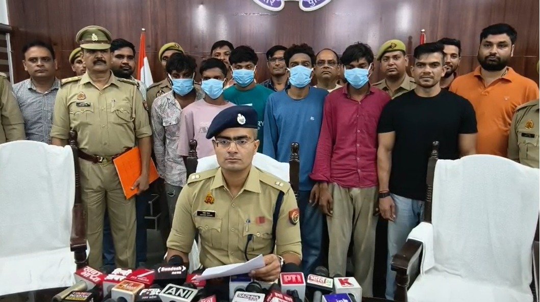 सहारनपुर में डकैती कांड का बड़ा खुलासा, 5 शातिर आरोपी गिरफ्तार — नकदी, मोबाइल, तमंचे-कारतूस, चाकू और फर्जी नंबर प्लेट बरामद 3 IMG 20260914 WA2753