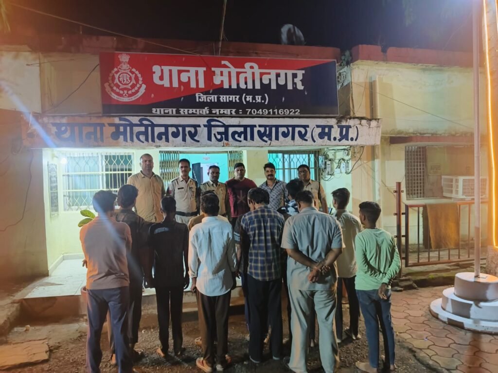 जुआ फड़ से 11 आरोपी पकड़े गए, ₹11,500 नगद एवं 52 ताश के पत्ते बरामद - सागर, मध्य प्रदेश