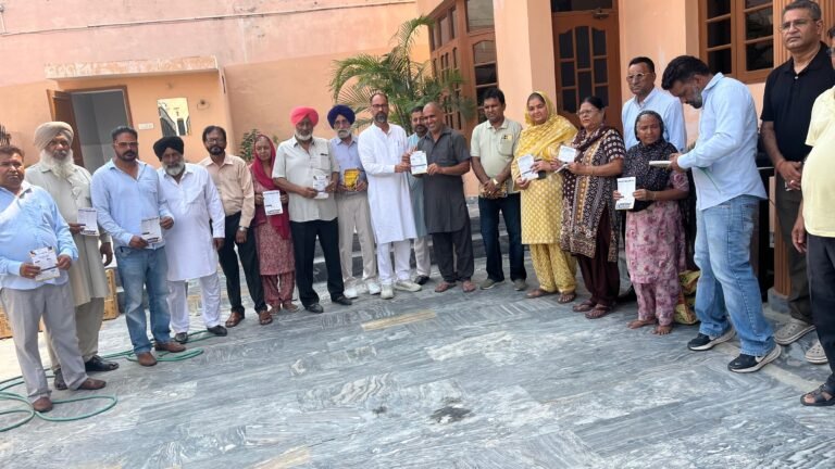 चेयरमैन पंजाब राज्य सहकारी कृषि विकास बैंक पवन कुमार टीनू ने आदमपुर में डोर-टू-डोर मुहिम की शुरुआत की