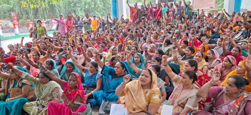 दरगाह नई बस्ती क्षेत्र में सड़क किनारे मिला 60 वर्षीय महिला का शव - AMBEDKAR NAGAR, उत्तर प्रदेश