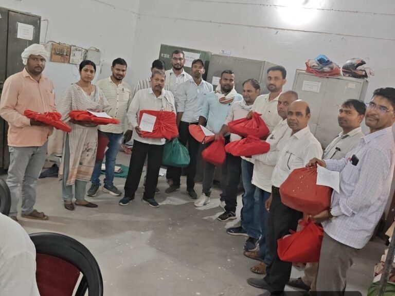 अतिरिक्त हल्कों का बोझ उठाने से लेखपालों ने खींचे हाथ