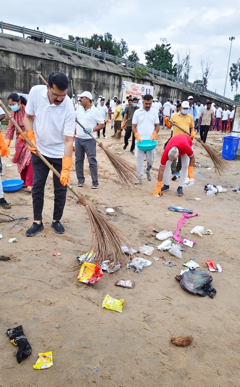सेवा संकल्प अभियान के तहत सर्वमंगला हसदेव नदी घाट पर चला स्वच्छता अभियान, गोपाल मोदी ने दिलाया स्वच्छता का संकल्प