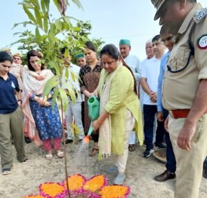 कांठ: मंडलायुक्त ने बच्चों को जैव विविधता समझने और झील संरक्षण के लिए किया प्रेरित 3 IMG 20260924 WA00452