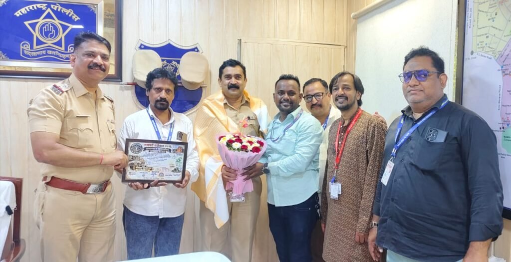राष्ट्रीय पुरोगामी पत्रकार संघ संचलित पोलीस मित्र समितीकडून ‘एक शाबासकीची थाप’ उपक्रमाला उत्स्फूर्त सुरुवात 1 राष्ट्रीय पुरोगामी पत्रकार संघ संचलित पोलीस मित्र समितीकडून ‘एक शाबासकीची थाप’ उपक्रमाला उत्स्फूर्त सुरुवात - ठाणे, महाराष्ट्र