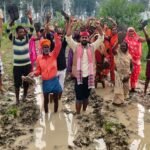 राबर्ट्सगंज वार्ड नंबर-5 से मेहुड़ी से पिथा वार्ड सहिजन संपर्क मार्ग कीचड़युक्त सड़क से नाराज़ जनता को लेकर प्रदर्शन, नगर पालिका या विधायक निधि से जल्द सड़क निर्माण की मांग-