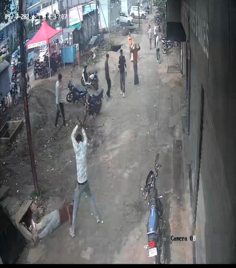 दिनदहाड़े युवक की हत्या से सनसनी, 16 सेकेंड में सिर पर किए 14 वार; CCTV में कैद हुई वारदात