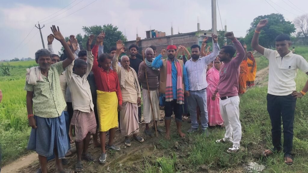 गड्ढायुक्त व कीचड़ से बदहाल 1.5 किलोमीटर सड़क को लेकर ग्रामीणों का प्रदर्शन 1 गड्ढायुक्त व कीचड़ से बदहाल 1.5 किलोमीटर सड़क को लेकर ग्रामीणों का प्रदर्शन - SONBHADRA, उत्तर प्रदेश