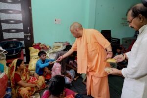 मुख्यमंत्री योगी आदित्यनाथ जी ने आज जनपद कुशीनगर में बाढ़ प्रभावित क्षेत्रों का निरीक्षण किया तथा प्रभावित परिवारों को राहत सामग्री वितरित की 2 IMG 20260929 WA0005