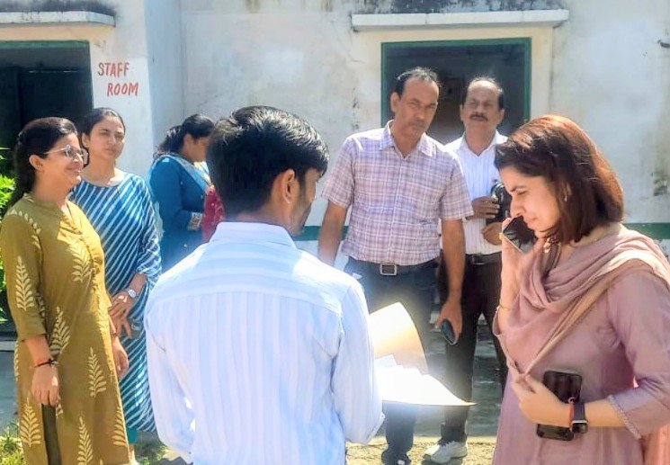 कांठ की उपजिलाधिकारी ने पोलिंग बूथों का किया सत्यापन, दिए निर्देश 1 IMG 20260929 WA00972