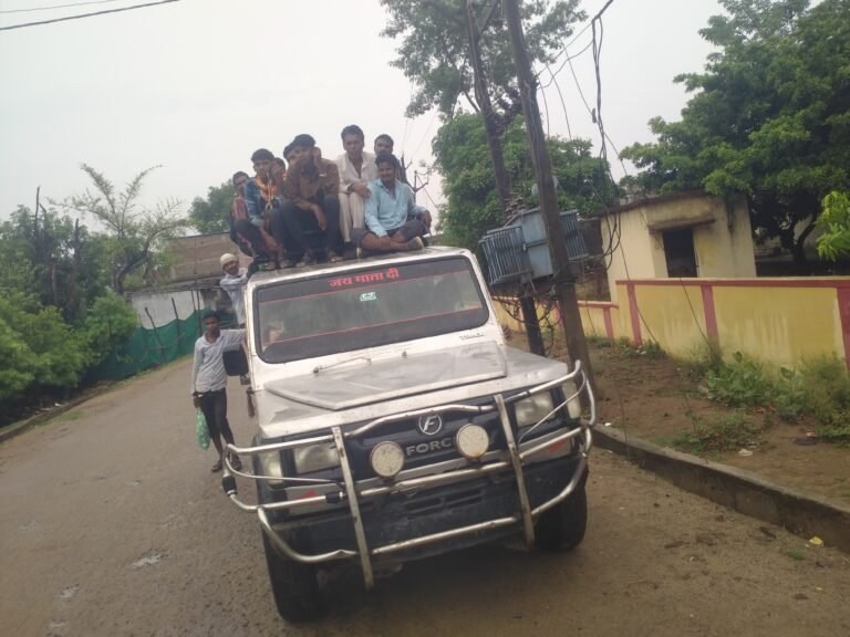 चीचली थाना अंतर्गत बाजार के दिन ओवर लोड सवारी बैठाई जा रही है।