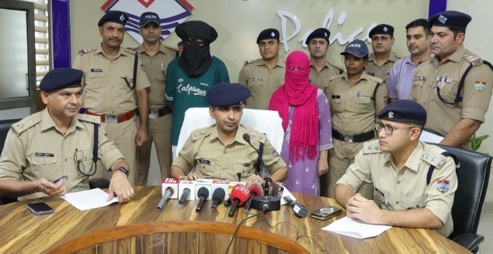 05 लाख में प्रेमी को मरवाने की दी सुपारी,प्रेमिका सहित तीन गिरफ्तार 1 05 लाख में प्रेमी को मरवाने की दी सुपारी,प्रेमिका सहित तीन गिरफ्तार - DEHRADUN, उत्तराखंड