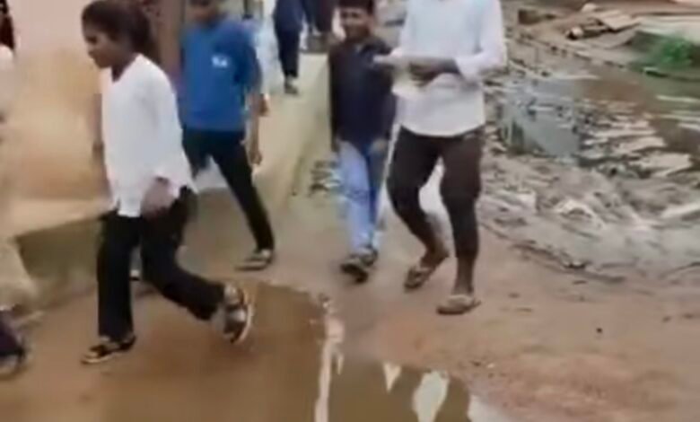 सड़क के लिए तरस रहे हनौता की टपरियन खिरक के ग्रामीण 15 सड़क के लिए तरस रहे हनोता की टपरियन खिरक के ग्रामीण - टीकमगढ़, मध्य प्रदेश