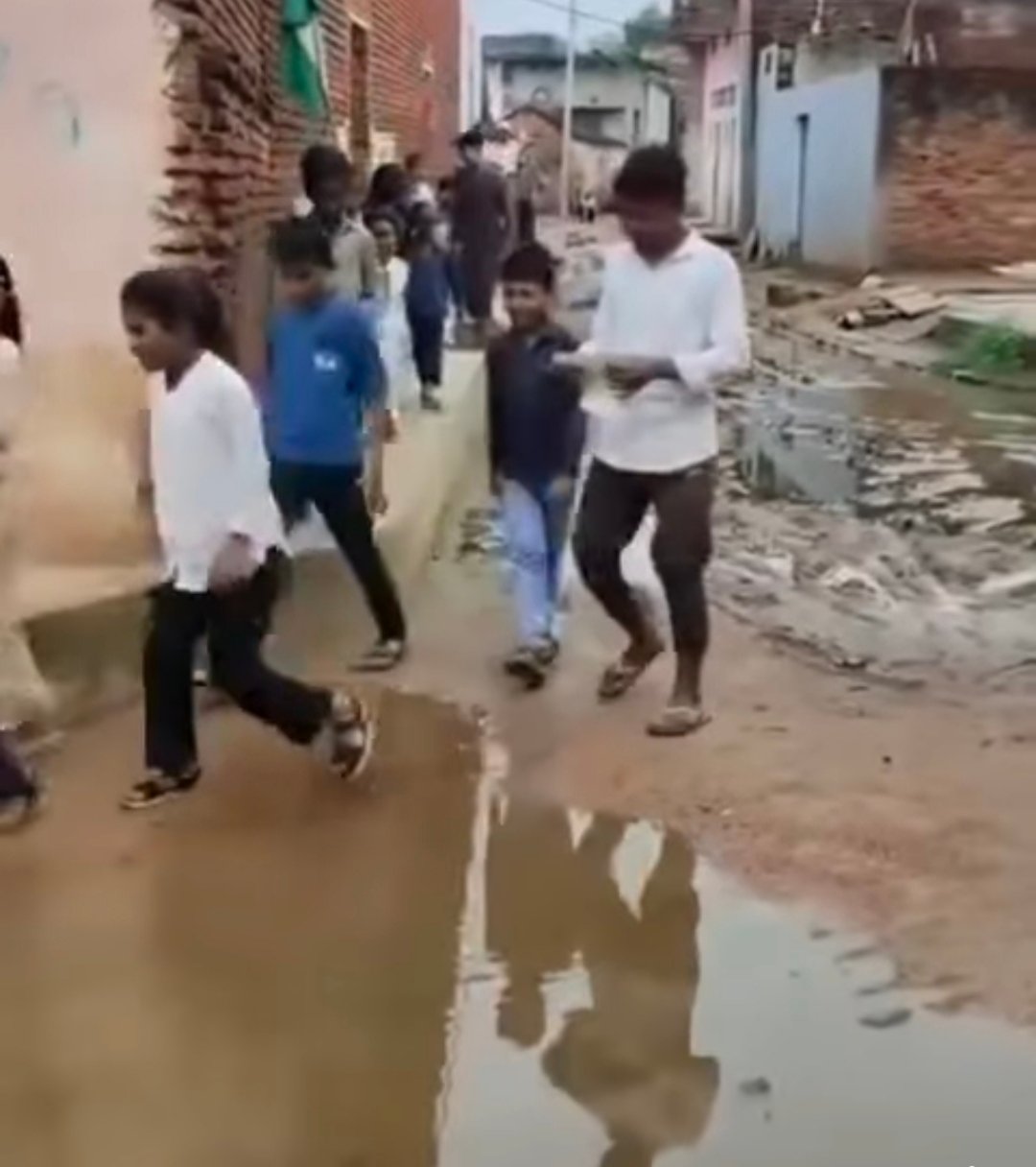 सड़क के लिए तरस रहे हनौता की टपरियन खिरक के ग्रामीण 11 सड़क के लिए तरस रहे हनोता की टपरियन खिरक के ग्रामीण - टीकमगढ़, मध्य प्रदेश