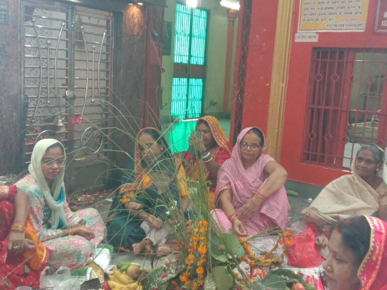 वाराणसी: भेलूपुर खोजवा के महादेव मंदिर में ललिता छठ पर उमड़ी श्रद्धालुओं की भीड़ वाराणसी के भेलूपुर-खोजवा क्षेत्र स्थित महादेव मंदिर में ललिता छठ के अवसर पर श्रद्धालुओं की भारी भीड