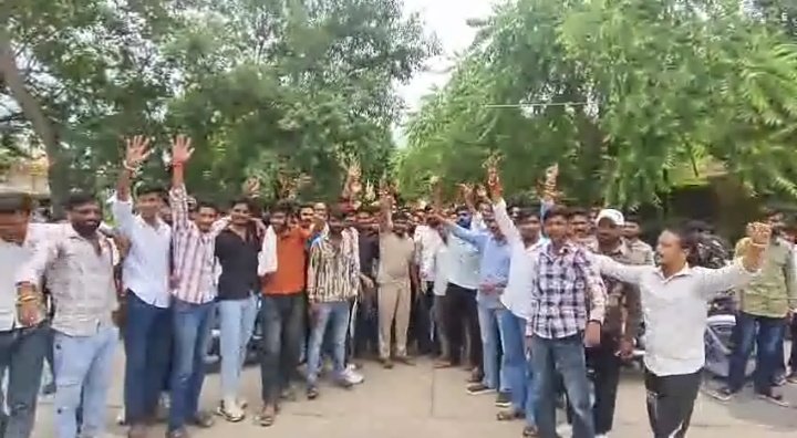 दूध के दाम बढ़ाओ, वरना कल से वितरण बंद! झालावाड़ में पशुपालकों का प्रदर्शन, गाय के दूध के 80 और भैंस के दूध के 100 रुपए प्रति लीटर की मांग।