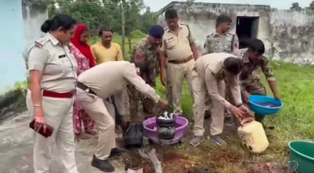 🚨 अवैध शराब के खिलाफ पलेरा पुलिस की ताबड़तोड़ कार्रवाई 🚨 अतरार की पहाड़ियों में कबूतरों के डेरे पर दबिश, 14 लीटर अवैध शराब जब्त - टीकमगढ़, मध्य प्रदेश