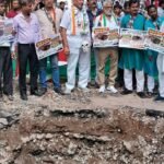 गड्ढे के पास कांग्रेस का अनोखा प्रदर्शन: बदहाल सड़कों के विरोध में गले में पहनी नरमुंडों की माला