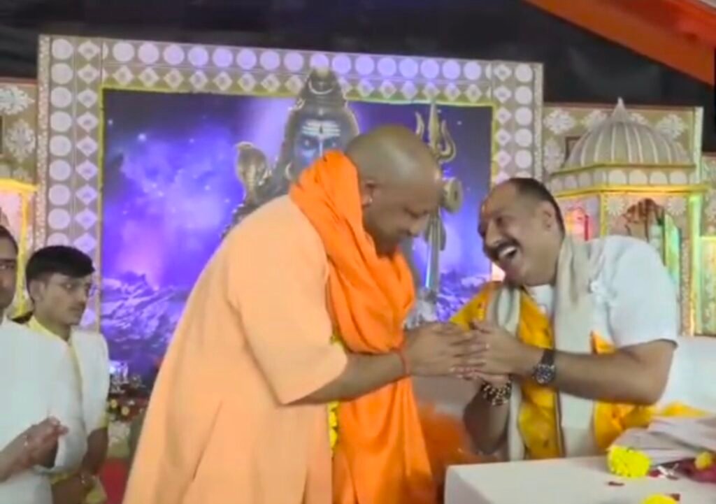 रायबरेली में गूंजा हर-हर महादेव, शिव महापुराण कथा में पहुंचे मुख्यमंत्री योगी आदित्यनाथ 1 रायबरेली में गूंजा हर-हर महादेव, शिव महापुराण कथा में पहुंचे मुख्यमंत्री योगी आदित्यनाथ - MAHRAJGANJ, उत्तर प्रदेश