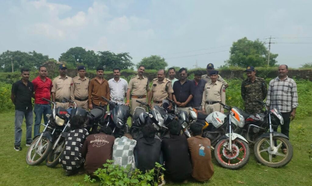 टीकमगढ़ पुलिस ने अंतर्राज्यीय मोटरसाइकिल चोर गिरोह का किया पर्दाफाश 07 आरोपी गिरफ्तार, 09 चोरी की मोटरसाइकिल सहित करीब 3.90 लाख रुपये नगदी बरामद 1 टीकमगढ़ पुलिस ने अंतर्राज्यीय मोटरसाइकिल चोर गिरोह का किया पर्दाफाश 07 आरोपी गिरफ्तार, 09 चोरी की मोटरसाइकिल सहित करीब 3.90 लाख रुपये का मशरूका बरामद - टीकमगढ़, मध्य प्रदेश