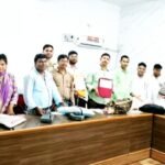 मुहम्मदाबाद में लेखपालों का विरोध, अतिरिक्त हल्कों का काम छोड़ा