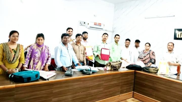 मुहम्मदाबाद में लेखपालों का विरोध, अतिरिक्त हल्कों का काम छोड़ा