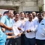 आवास योजना के तहत बने मकानों की बदहाली खिलाफ कांग्रेस का हल्ला बोल, निगम के खिलाफ धरना देकर सौंपा ज्ञापन