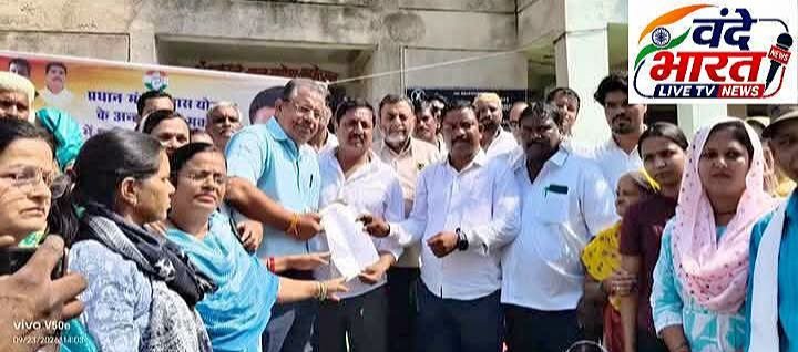 आवास योजना के तहत बने मकानों की बदहाली खिलाफ कांग्रेस का हल्ला बोल, निगम के खिलाफ धरना देकर सौंपा ज्ञापन