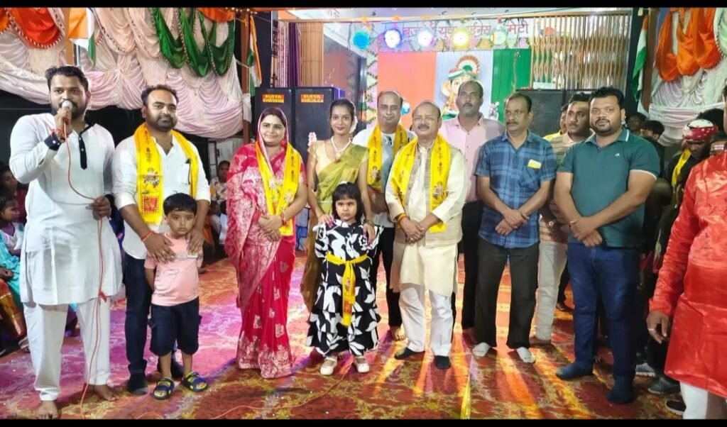 मंत्री लघु ग्राम उद्योग मंत्री मननीय दिलीप जयसवाल जी बिजुरी वार्ड नंबर 4 बजरंग युवा समिति में गणेश पूजा के बाद बच्चों का डांस का प्रोग्राम रखा गया था 1 विपिन सोनी - अनूपपुर, मध्य प्रदेश