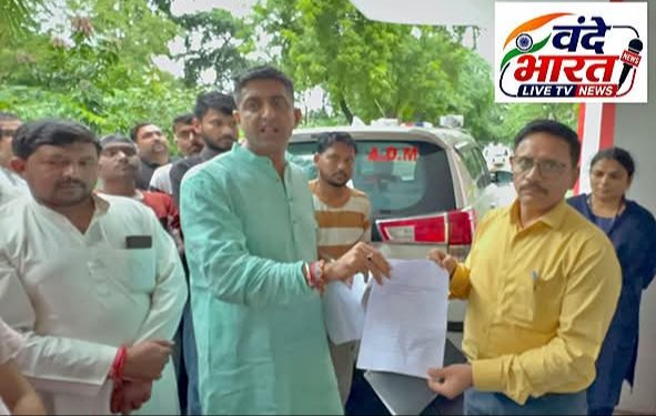 जमीनों की हेराफेरी के आरोपों को लेकर कलेक्ट्रेट पहुंचे भूस्वामी,उपेंद्र प्रताप सिंह के नेतृत्व में प्रदर्शन और ज्ञापन,जांच समिति बनाने की मांग