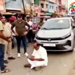 पुलिस कार्रवाई का विरोध,बेटे की कार से युवक के घायल होने के बाद बीच सड़क पर बैठे पार्षद, पुलिस ने हटाकर कार थाने पहुंचाई