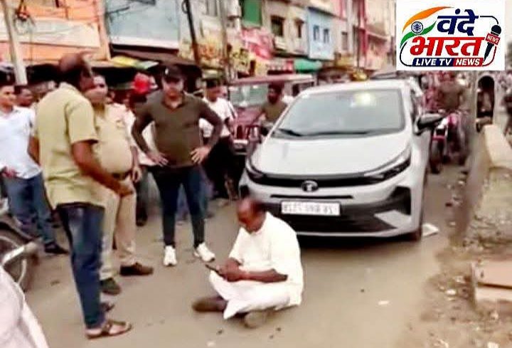 पुलिस कार्रवाई का विरोध,बेटे की कार से युवक के घायल होने के बाद बीच सड़क पर बैठे पार्षद, पुलिस ने हटाकर कार थाने पहुंचाई 1 पुलिस कार्रवाई का विरोध,बेटे की कार से युवक के घायल होने के बाद बीच सड़क पर बैठे पार्षद, पुलिस ने हटाकर कार थाने पहुंचाई - सागर, मध्य प्रदेश