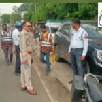 फुटपाथ पर पार्किंग करने वाले वाहन चालकों पर सख्त कार्रवाई, 18 चार पहिया वाहनों पर कार्रवाई, ₹9,000 समन शुल्क वसूल