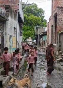 अमरपुर घना की बदहाल मुख्य सड़क बनी मुसीबत, जिम्मेदारों की अनदेखी से ग्रामीण परेशान स्कूल जाने वाले बच्चों से लेकर बुजुर्गों तक को उठानी पड़ रही परेशानी, बारिश में हालात और भी बदतर