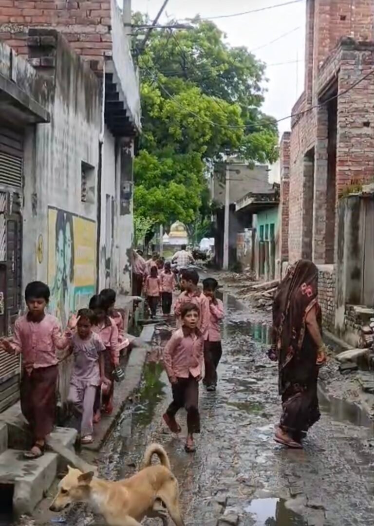 अमरपुर घना की बदहाल मुख्य सड़क बनी मुसीबत, जिम्मेदारों की अनदेखी से ग्रामीण परेशान स्कूल जाने वाले बच्चों से लेकर बुजुर्गों तक को उठानी पड़ रही परेशानी, बारिश में हालात और भी बदतर
