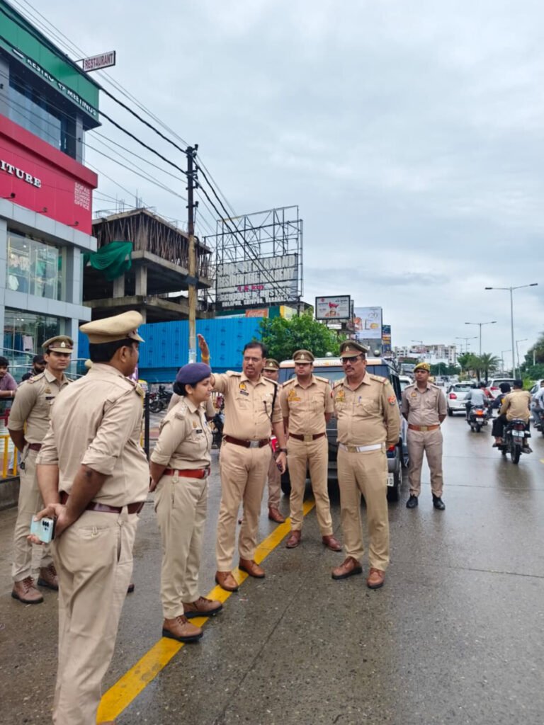 *तरना-गिलट बाजार मार्ग पर हादसे रोकने के लिए एक्शन में पुलिस, डीसीपी वरुणा ने किया स्थलीय निरीक्षण*