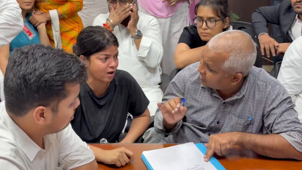 बड़ी खबर | साकेत थाने में महिला पत्रकारों से कथित मारपीट पर भड़का पत्रकार समाज, इंडियन जर्नलिस्ट राइट काउंसिल ने जताया कड़ा विरोध 1 बड़ी खबर | दिल्ली के साकेत थाने में दो महिला पत्रकारों से कथित मारपीट का मामला गरमाया, पुलिस की कार्रवाई पर उठे गंभीर सवाल - SAHARANPUR, उत्तर प्रदेश