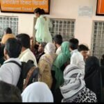 रुपईडीहा रेलवे स्टेशन पर एक ही खिड़की होने से टिकट मिलने में यात्रियों को झेलनी पड़ रहीबड़ी परेशानी