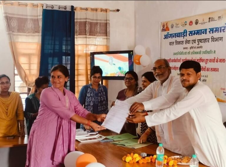 सम्मान और नियुक्ति पत्र पाकर सभी सहायिकाओं के चेहरे खुशी से खिल उठे।