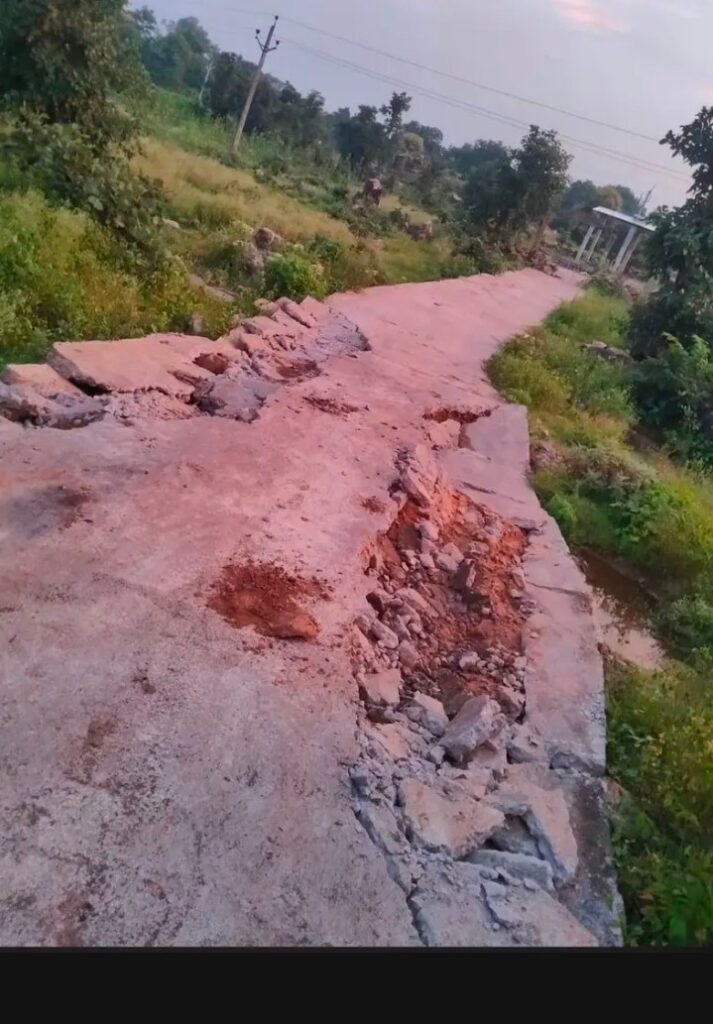 एक महीने में ही उखड़ गई मवई की सीसी सड़क, सरकारी पैसे से बने काम की गुणवत्ता पर उठे सवाल - टीकमगढ़, मध्य प्रदेश
