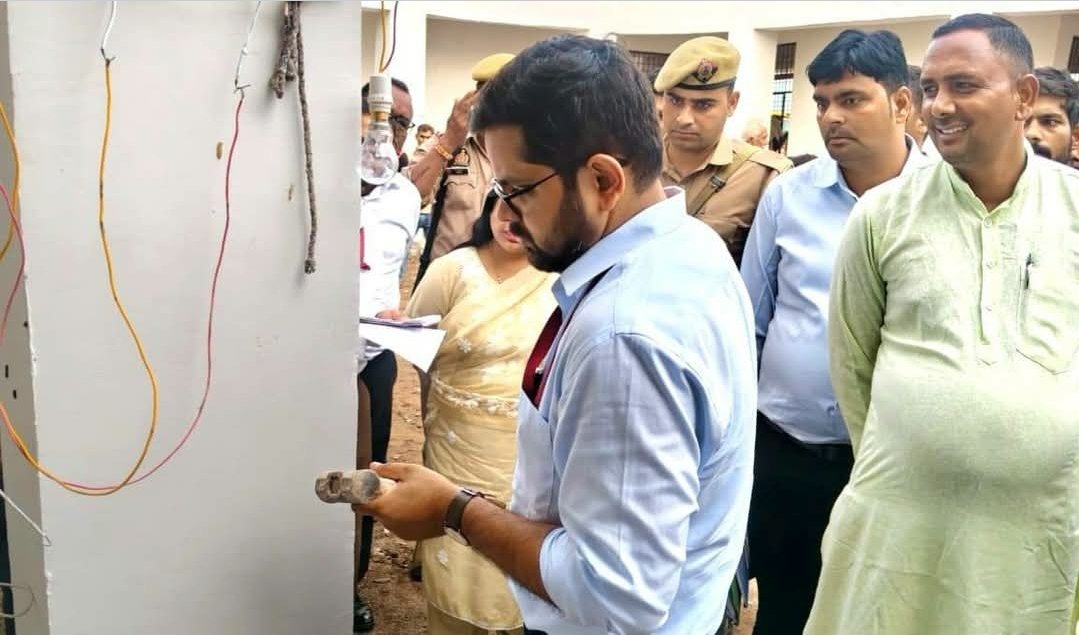 ,झांसी में DM गौरांग राठी का एक्शन: हथौड़ा मारकर खुद जांची स्कूल भवन की गुणवत्ता, कमियां मिलने पर दिए सुधार के निर्देश 3 Screenshot 20260920 223813 Facebook