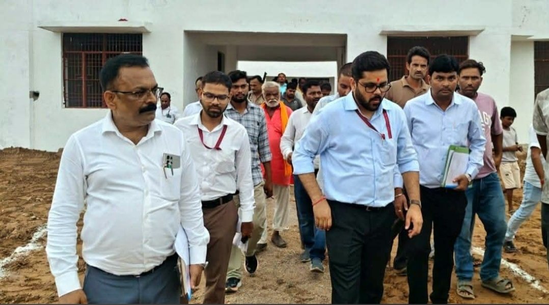 ,झांसी में DM गौरांग राठी का एक्शन: हथौड़ा मारकर खुद जांची स्कूल भवन की गुणवत्ता, कमियां मिलने पर दिए सुधार के निर्देश 2 Screenshot 20260920 223837 Facebook