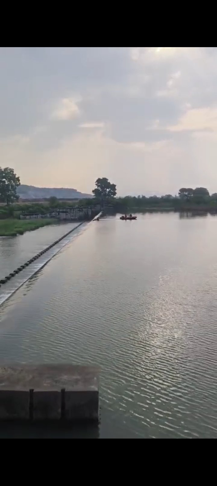 धनवाही डैम के ओवरफ्लो पानी के बीच अटके अज्ञात युवक के शव एसडीआरएफ की टीम ने निकाला*