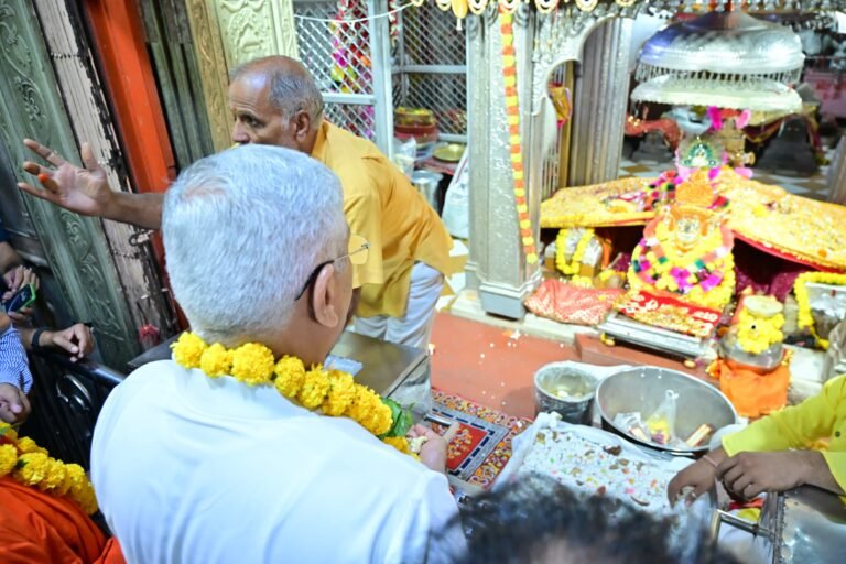 रामदेवरा पहुंचकर केंद्रीय मंत्री शेखावत ने किए बाबा रामदेवजी की समाधि के दर्शन