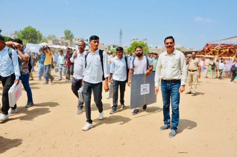 नगर निकाय चुनाव-2026 – मतदान दलों की रवानगी, ईवीएम एवं निर्वाचन सामग्री वितरण की व्यापक व्यवस्था