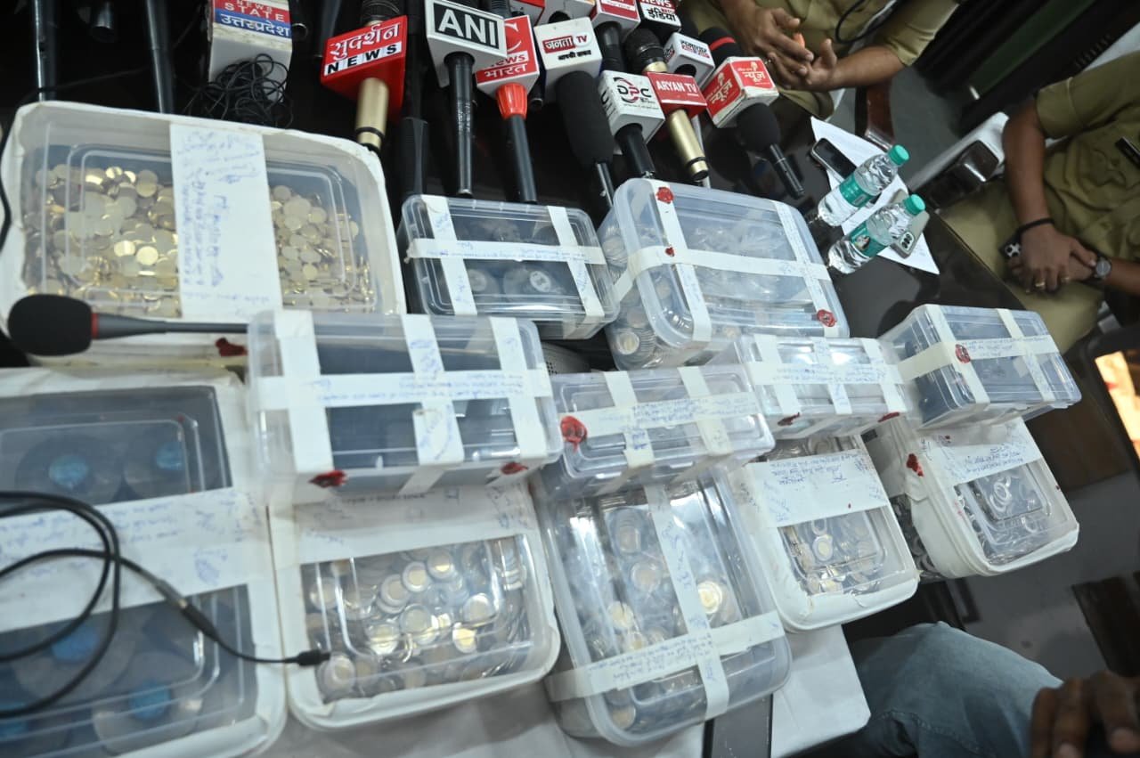 बड़ी खबर | सहारनपुर में कथित नकली सिक्का फैक्ट्री का बड़ा भंडाफोड़, 5 गिरफ्तार — 20 रुपये के 6,400 सिक्के बरामद, मशीनों से लेकर दर्जनों डाई और करीब ₹5 लाख के अधबने सिक्के मिले 4 WhatsApp Image 2026 09 13 at 5.26.29 PM1