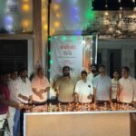 भाजपा नेता अक्षय द्विवेदी और खण्ड विकास अधिकारी ने सेवा संकल्प अभियान के शुभारम्भ के अवसर पर आशार्वाद का दिया जलाकर प्रधानमंत्री का जन्मदिन मनाया और अभियान की शुरुआत की