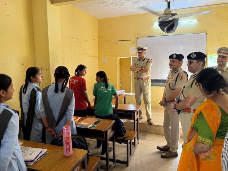 सीमा से पुलिस लाइन तक डीजीपी का दौरा , जवानों से संवाद से लेकर बच्चों की पढ़ाई तक परखी व्यवस्थाएं,