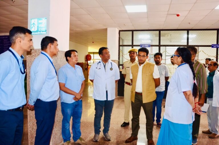 जिला कलेक्टर रंजन ने श्री शिवराम नत्थुराम जी टाक राजकीय जिला अस्पताल का किया निरीक्षण